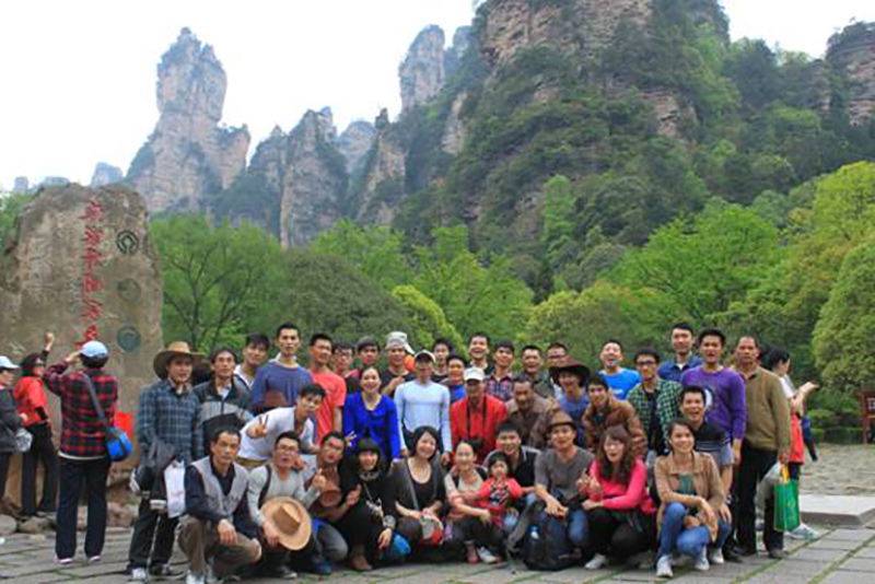 公司组织全体员工到桂林、张家界、云南等地旅游.jpg